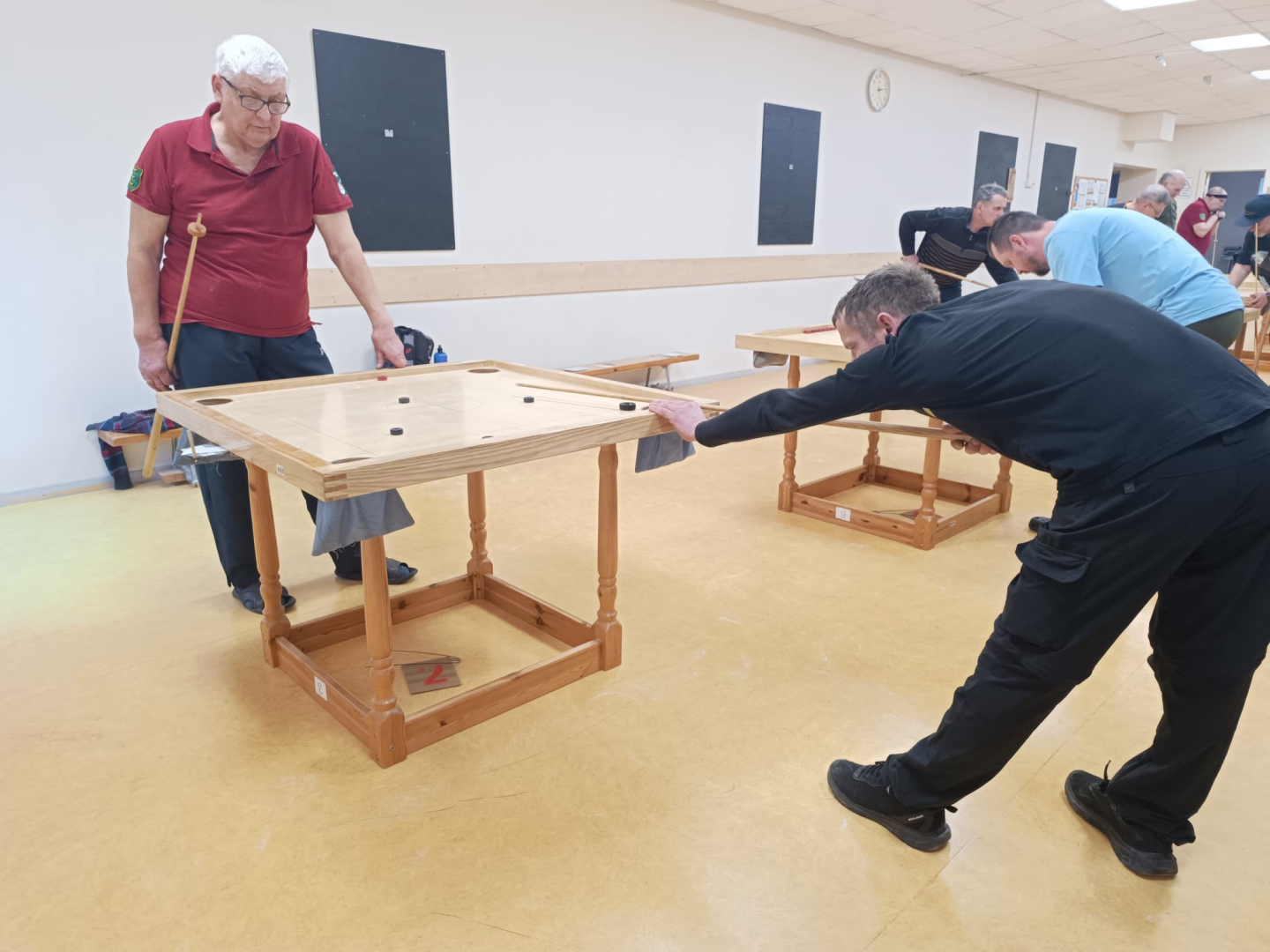 Ropažu pagasta atklātais novusa vienspēļu trešā posma turnīrs, dalībnieki mača laikā