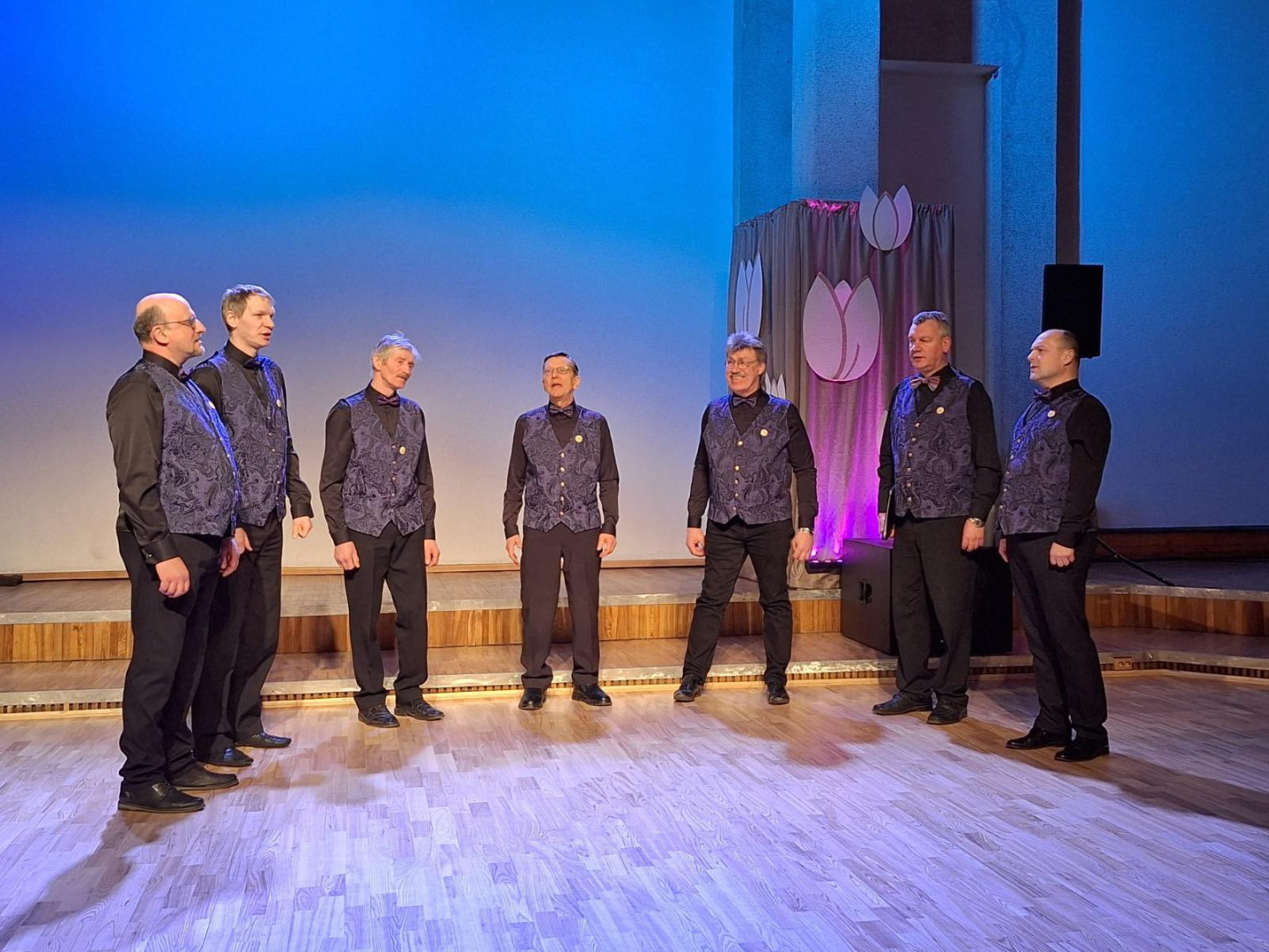 Ansambļu skate, ansamblis "Karma" uz skatuves uzstāšanās laikā