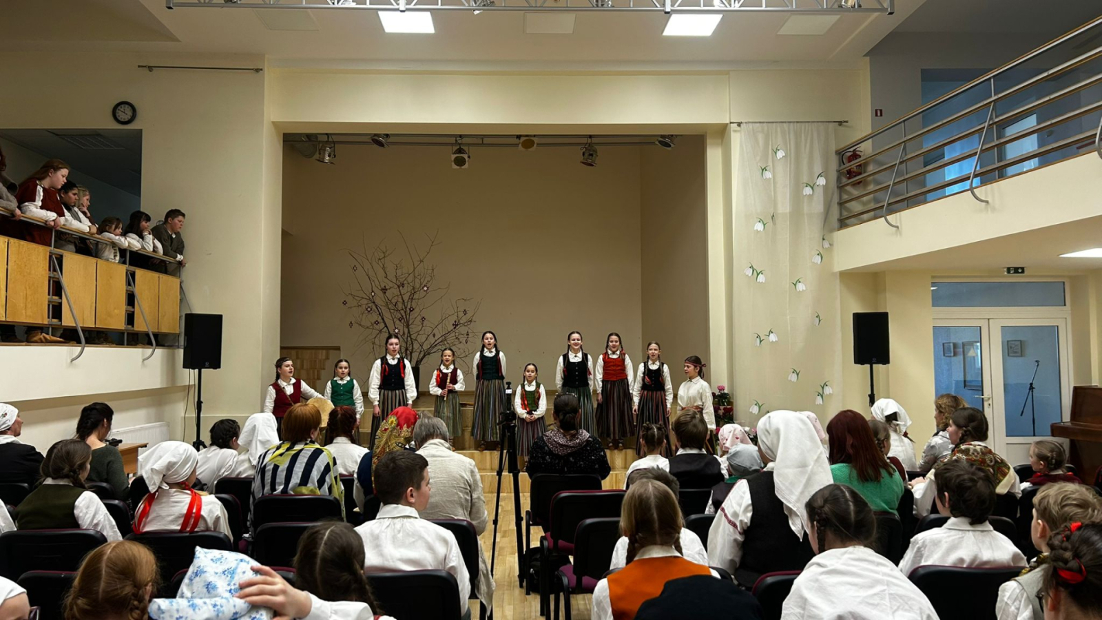 Kolektīvs Oglīte koncerta laikā uz skatuves