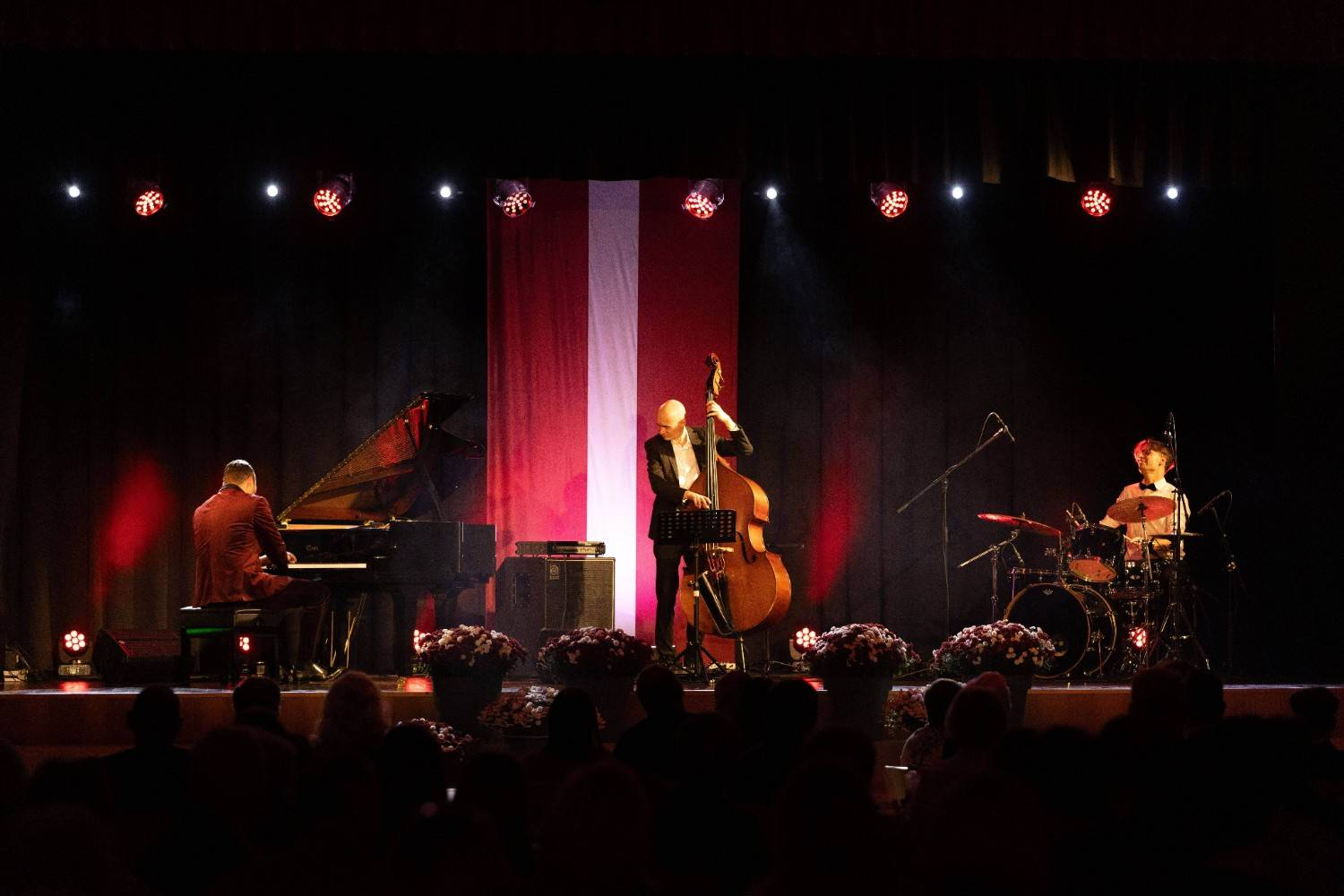 Valsts svētku koncerts Ropažu Kultūras centrā