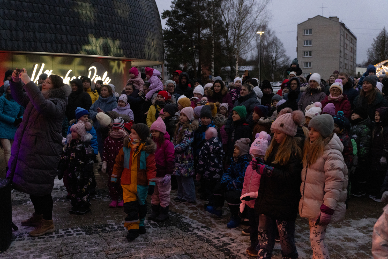 Gaismiņu iedegšana Ulbrokas Lielajā eglē