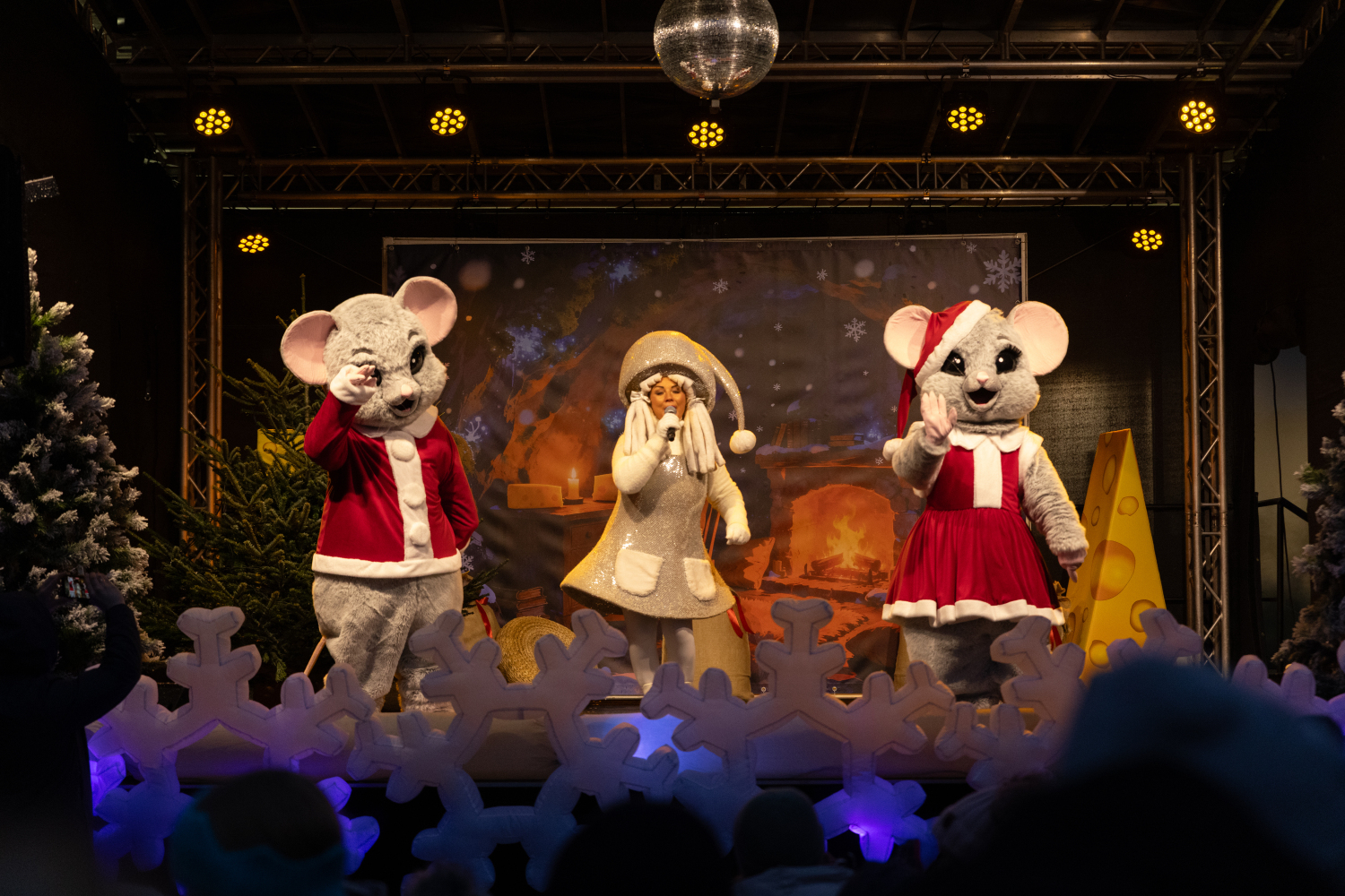 Gaismiņu iedegšana Ulbrokas Lielajā eglē