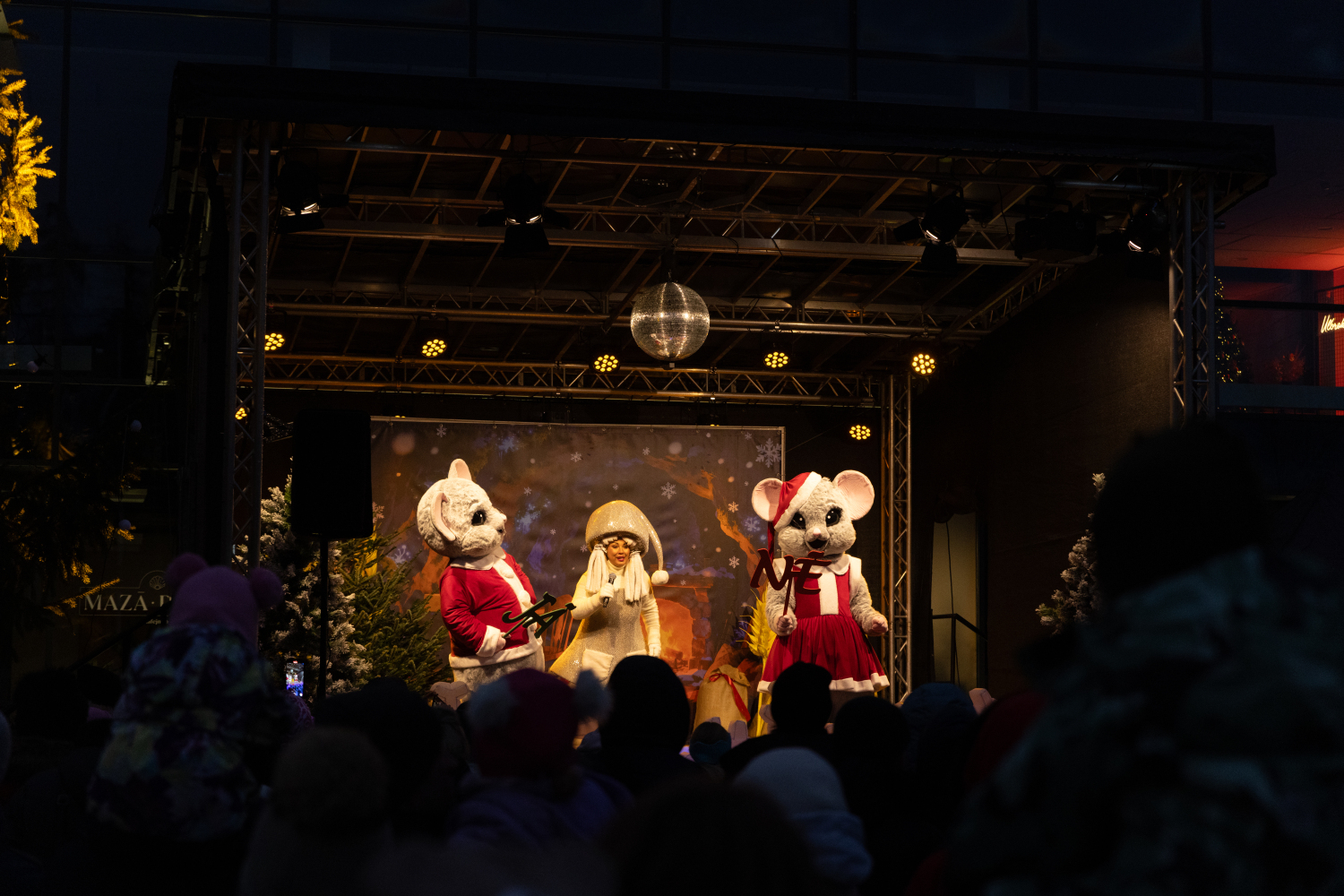 Gaismiņu iedegšana Ulbrokas Lielajā eglē