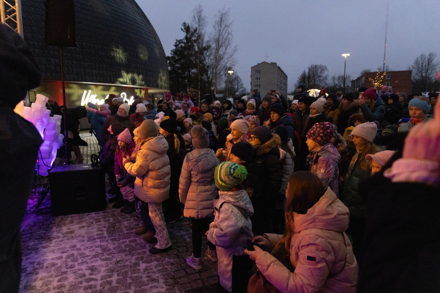 Gaismiņu iedegšana Ulbrokas Lielajā eglē