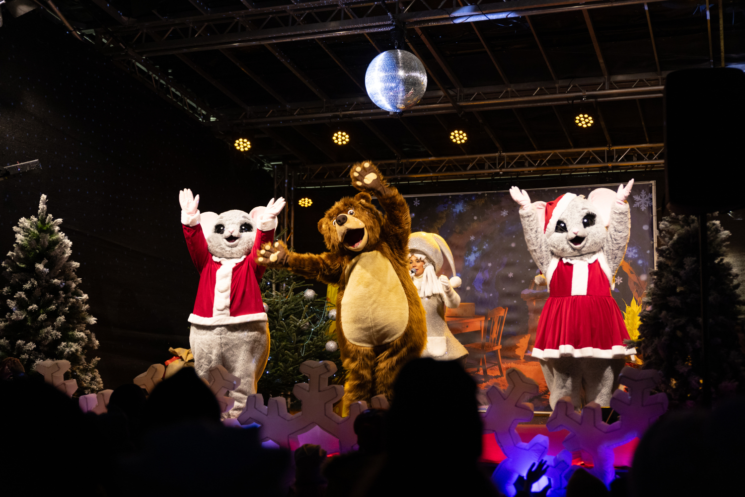 Gaismiņu iedegšana Ulbrokas Lielajā eglē