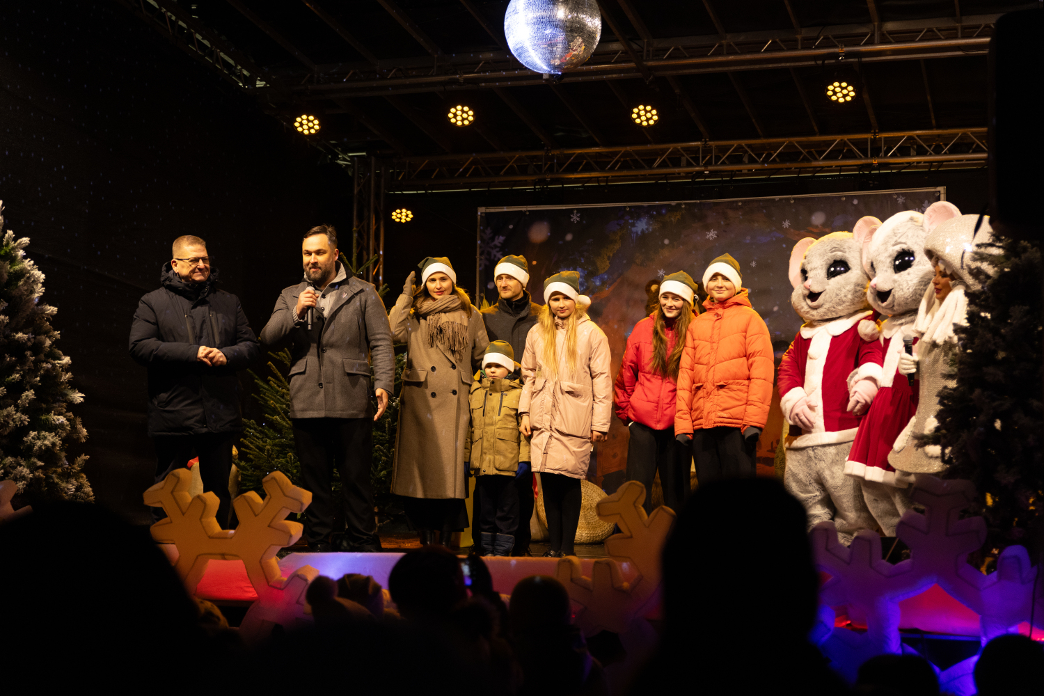 Gaismiņu iedegšana Ulbrokas Lielajā eglē
