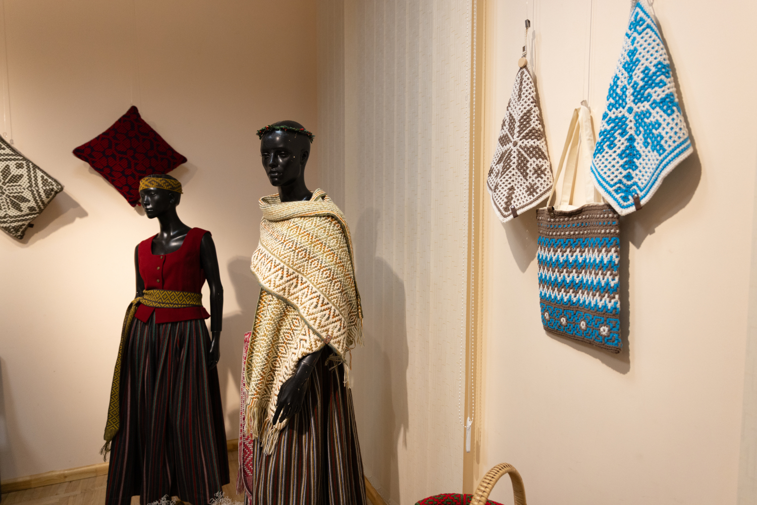 Izstādes "Mozaīktamborēšana mūsdienu interjerā un aksesuāros" atklāšana