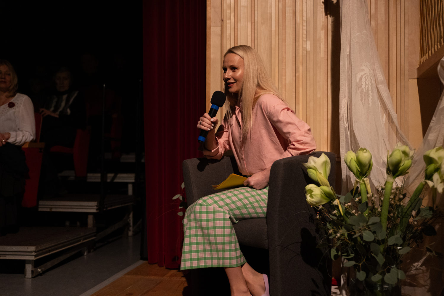 Mīlestības dienas sadancis "Kāzas" vadītāja