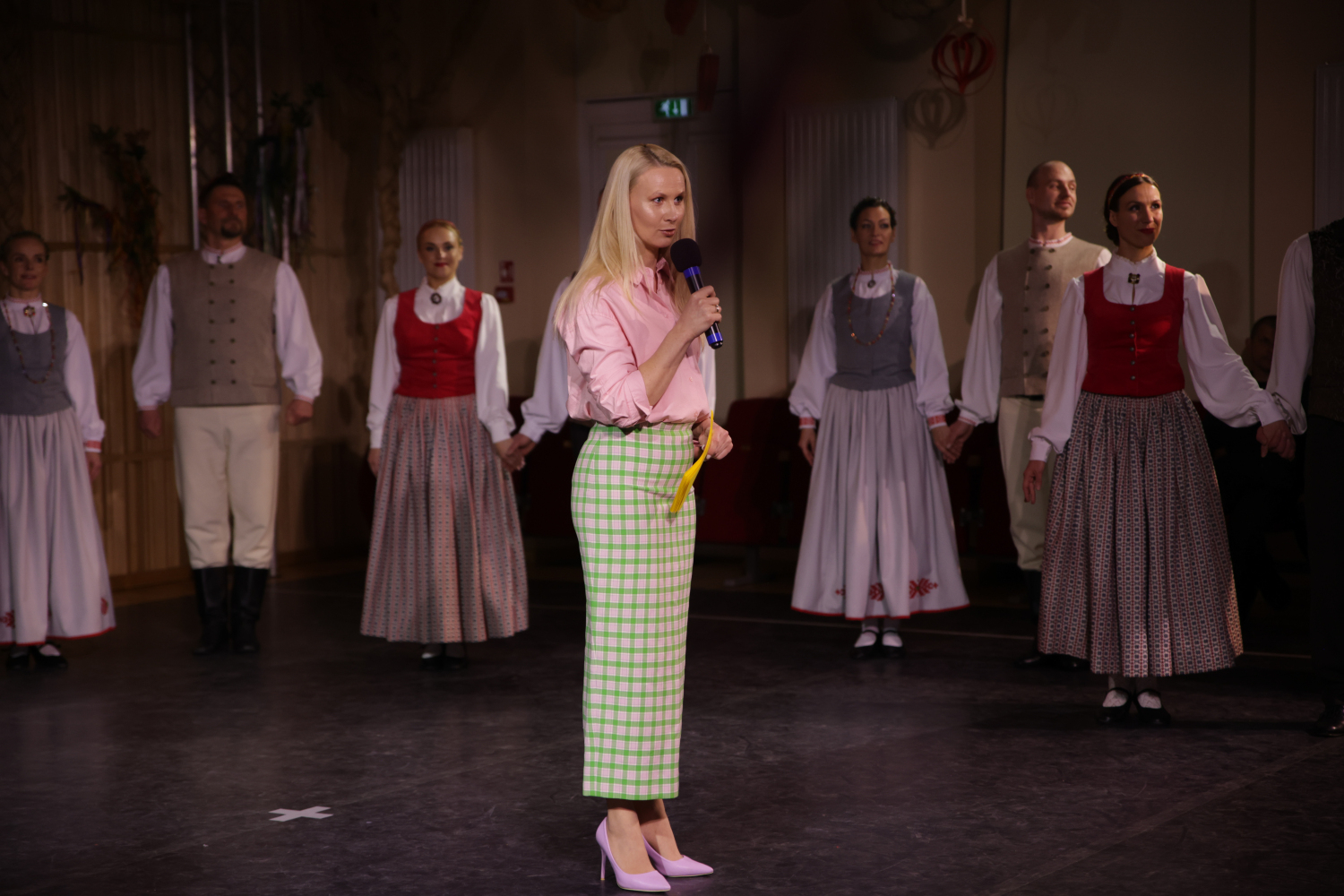 Mīlestības dienas sadancis "Kāzas" kolektīvi un vadītāja