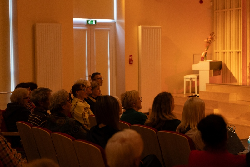 Skolotāju un Senioru Svētku dienā Rihards Saule koncertā “Gaismas Ceļš” Vangažu pilsētas Kultūras namā