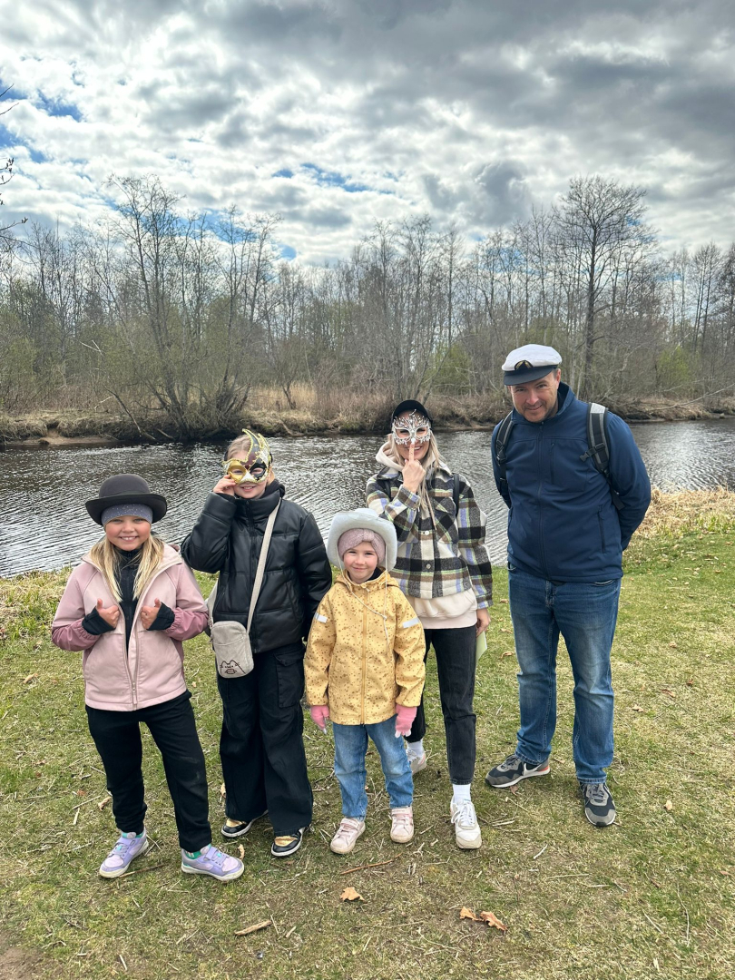 Aizvadīts aizraujošs ģimeņu foto orientēšanās pasākums Upesciemā