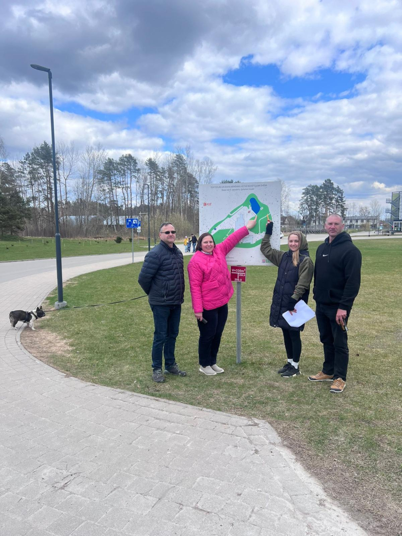 Aizvadīts aizraujošs ģimeņu foto orientēšanās pasākums Upesciemā