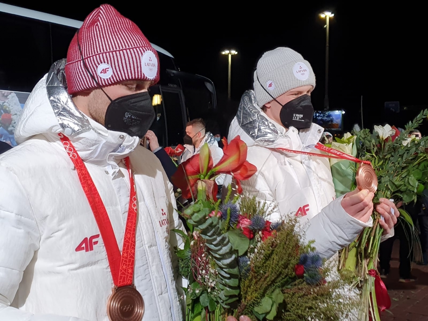 Sagaidām mājās ropažniekus, Olimpiskos medaļniekus Mārtiņu Botu un Robertu Plūmi! 