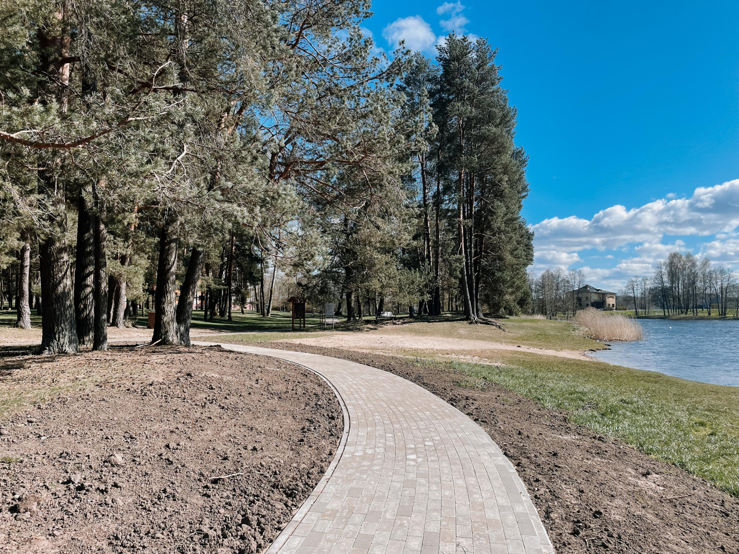 celiņš pie Ulbrokas ezera