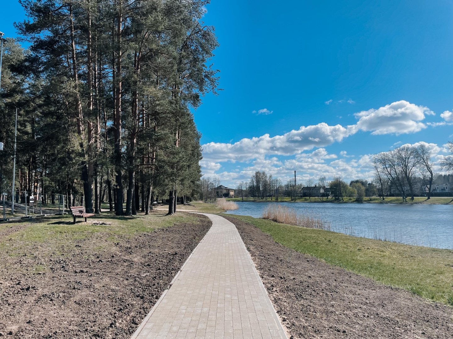 celiņš pie Ulbrokas ezera 