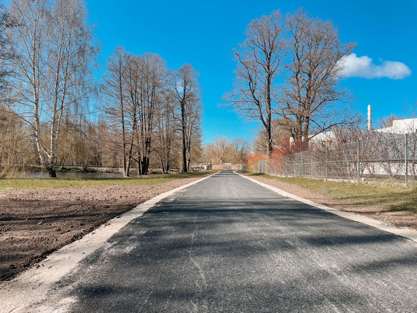 piebraucamais ceļš pie Ulbrokas ezera