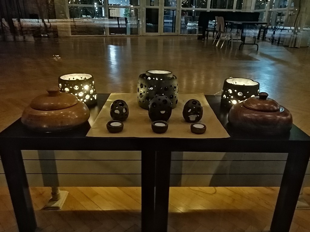 Izstāde “GAISMA. Keramika un koks” Ropažu kultūras centrā, 2021. gada decembrī