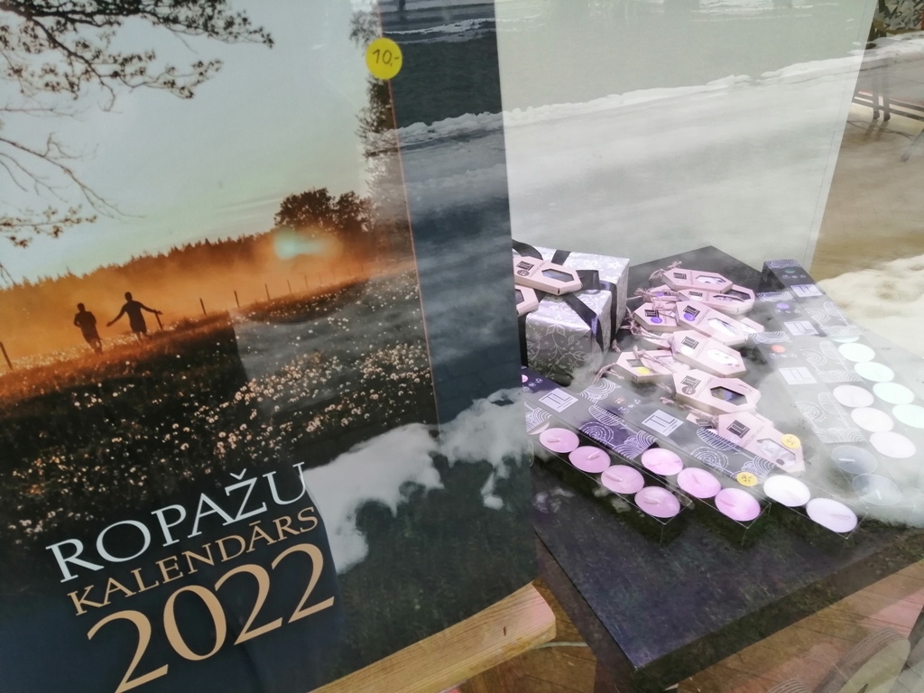 Ropažu pagasta Kultūras centra skatlogos Ziemassvētku tirdziņš-izstāde, 2021. gada decembrī