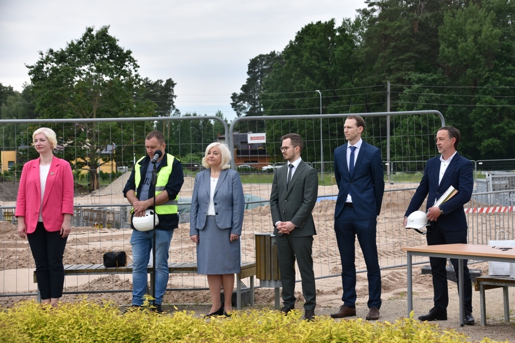 Ulbrokas vidusskolas laika kapsulas iemūrēšana