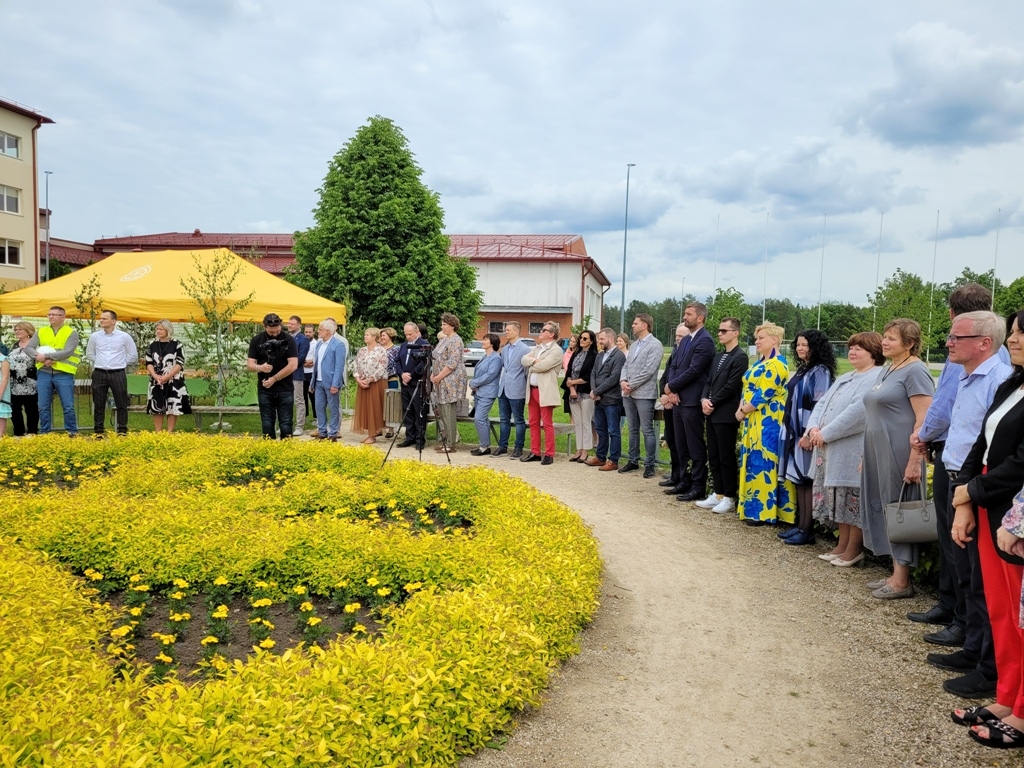 Ulbrokas vidusskolas laika kapsulas iemūrēšana