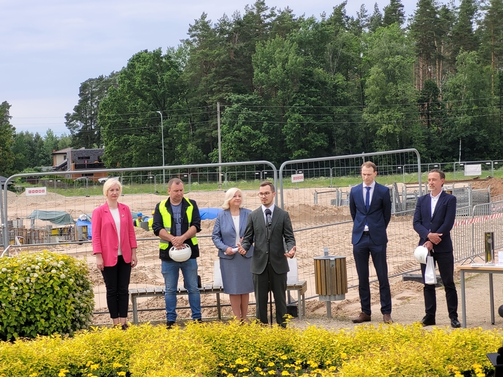 Ulbrokas vidusskolas laika kapsulas iemūrēšana