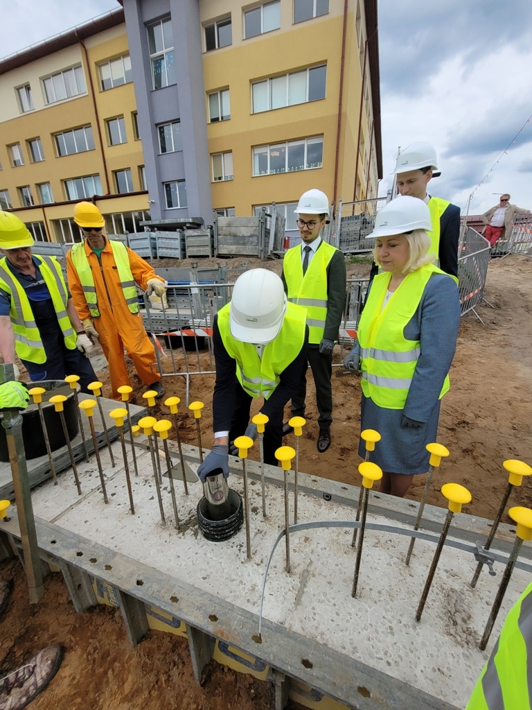 Ulbrokas vidusskolas laika kapsulas iemūrēšana