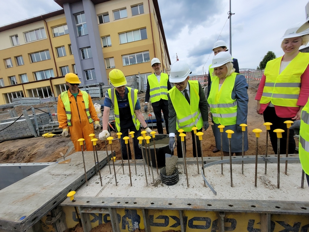 Ulbrokas vidusskolas laika kapsulas iemūrēšana