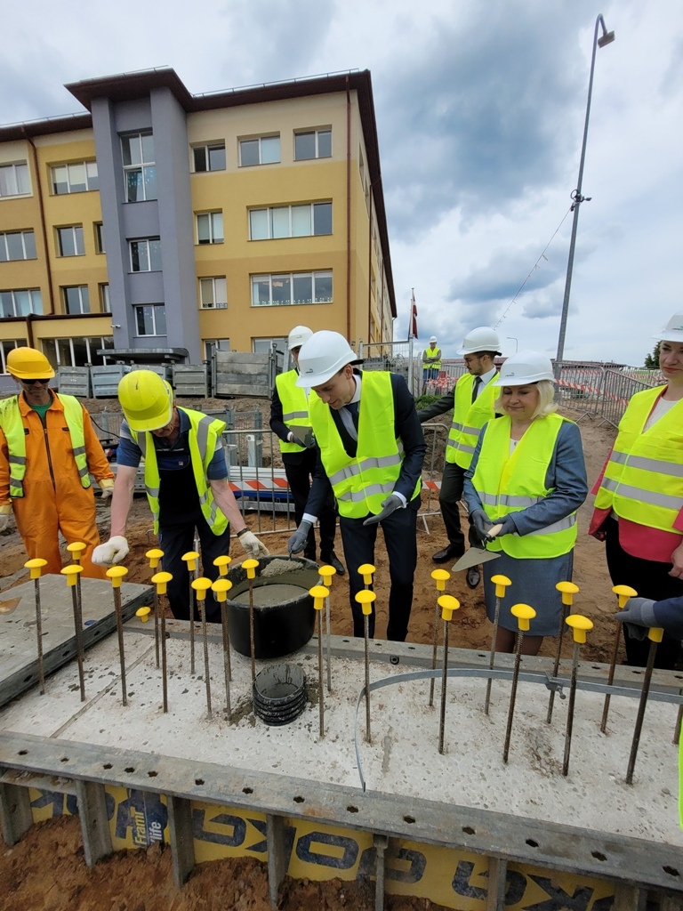 Ulbrokas vidusskolas laika kapsulas iemūrēšana