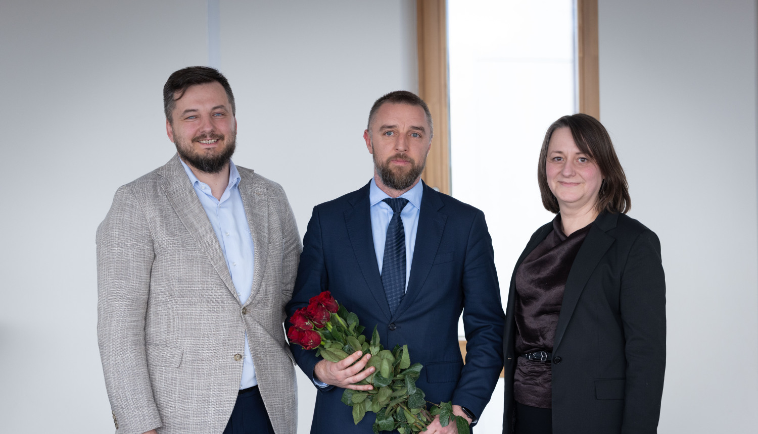 Andrejs Urtāns pēc amata apstiprināšanas bildē ar pašvaldības izpilddirektoru un pašvaldības domes priekšsēdētāju