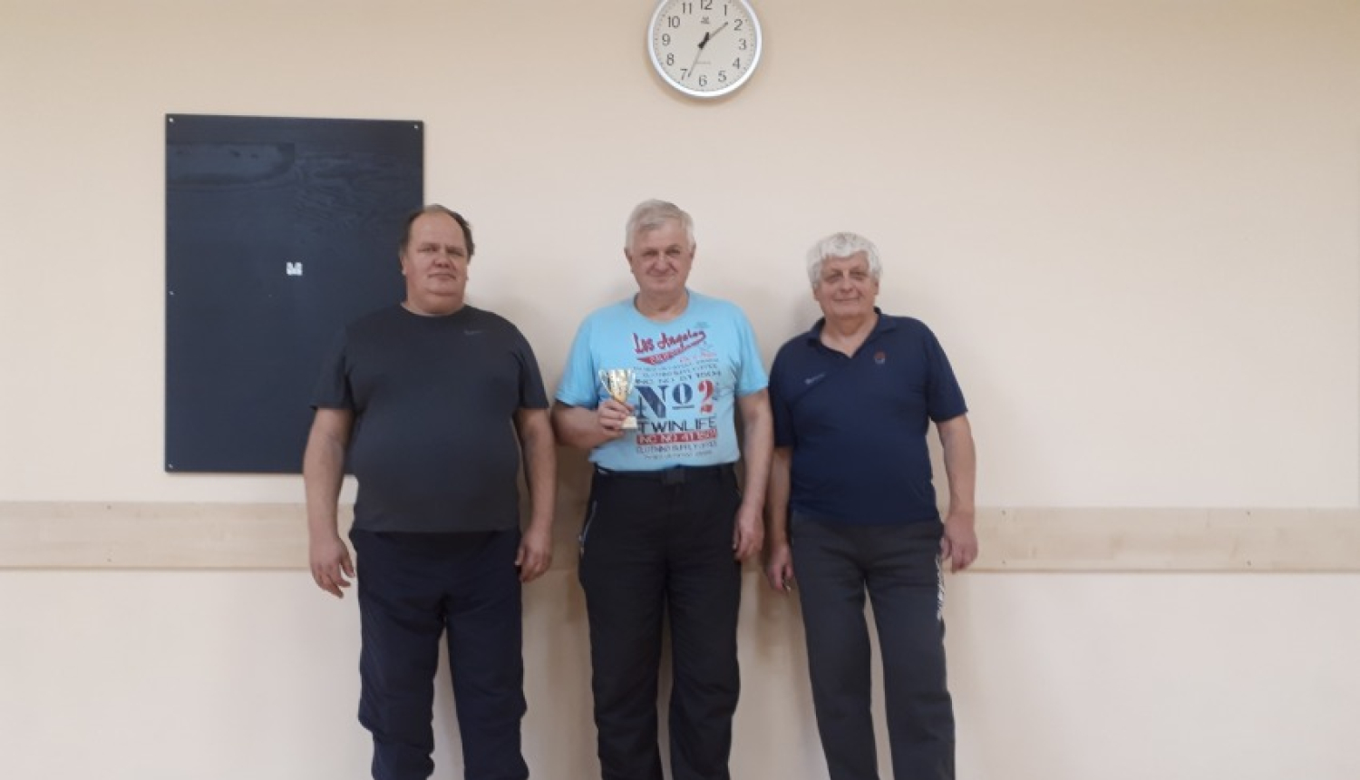 Ropažu pagasta sacensību novusā 3. posma uzvarētājs Andris Lapsiņš no Sējas