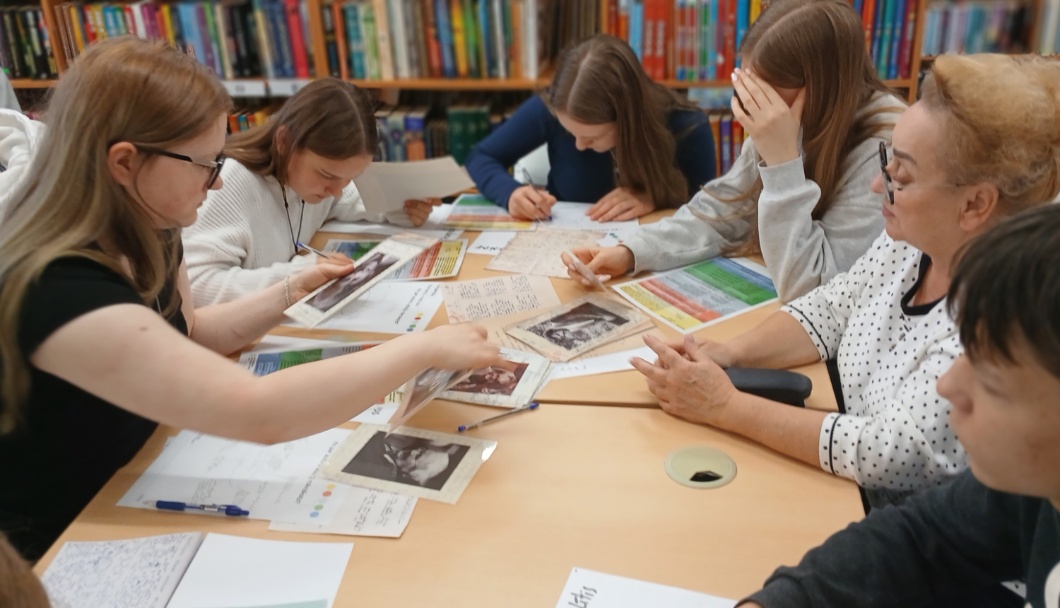  8.a klase piedalījās nodarbībā “Rokrakstu mednieki”.