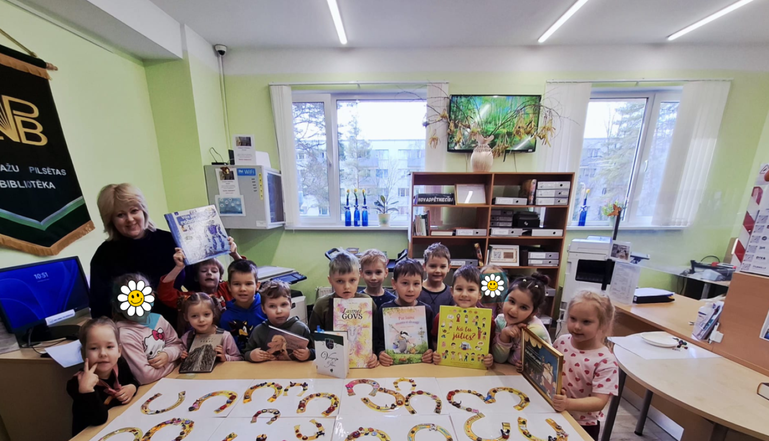 Vangāzu bilbiotēkā notiek nodarbība bērniem, kopbilde