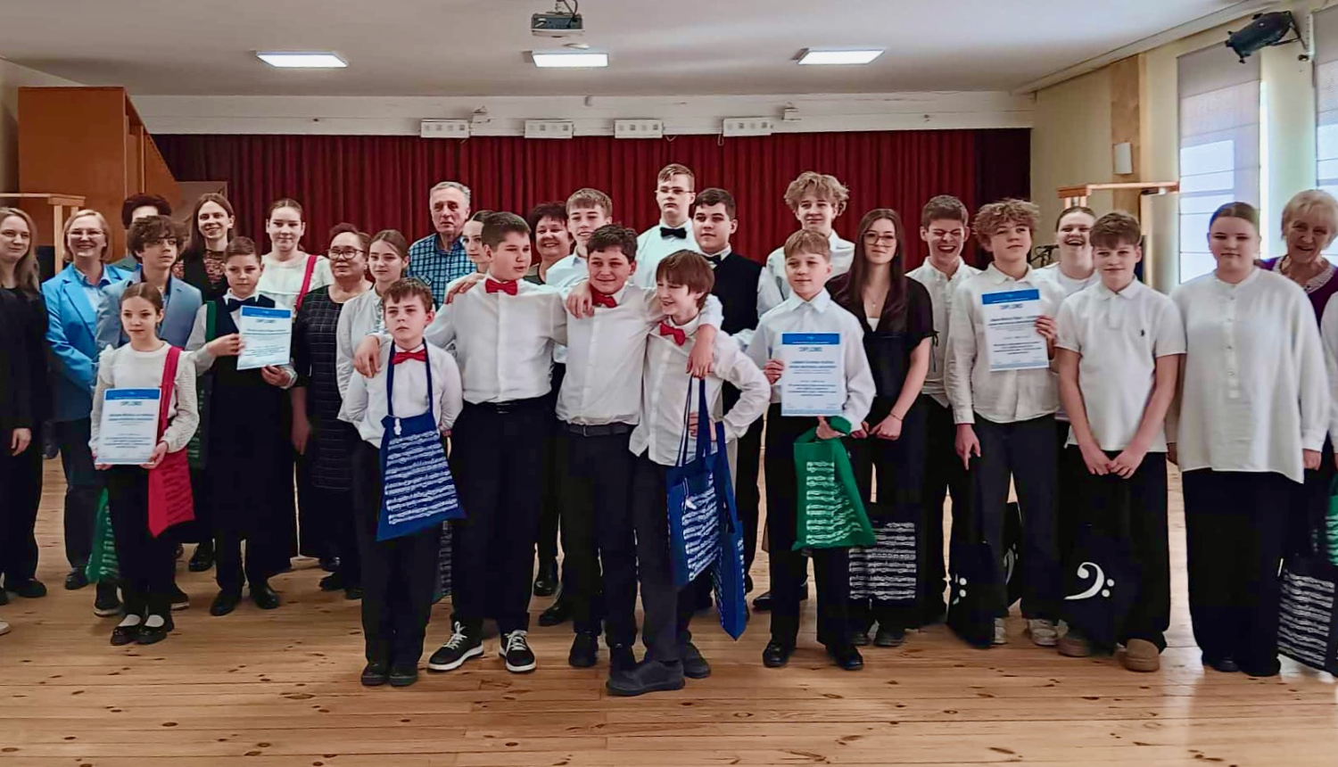 programmas Taustiņinstrumentu spēle – Akordeona spēle ansambļu konkursa dalībnieki, kopbildē