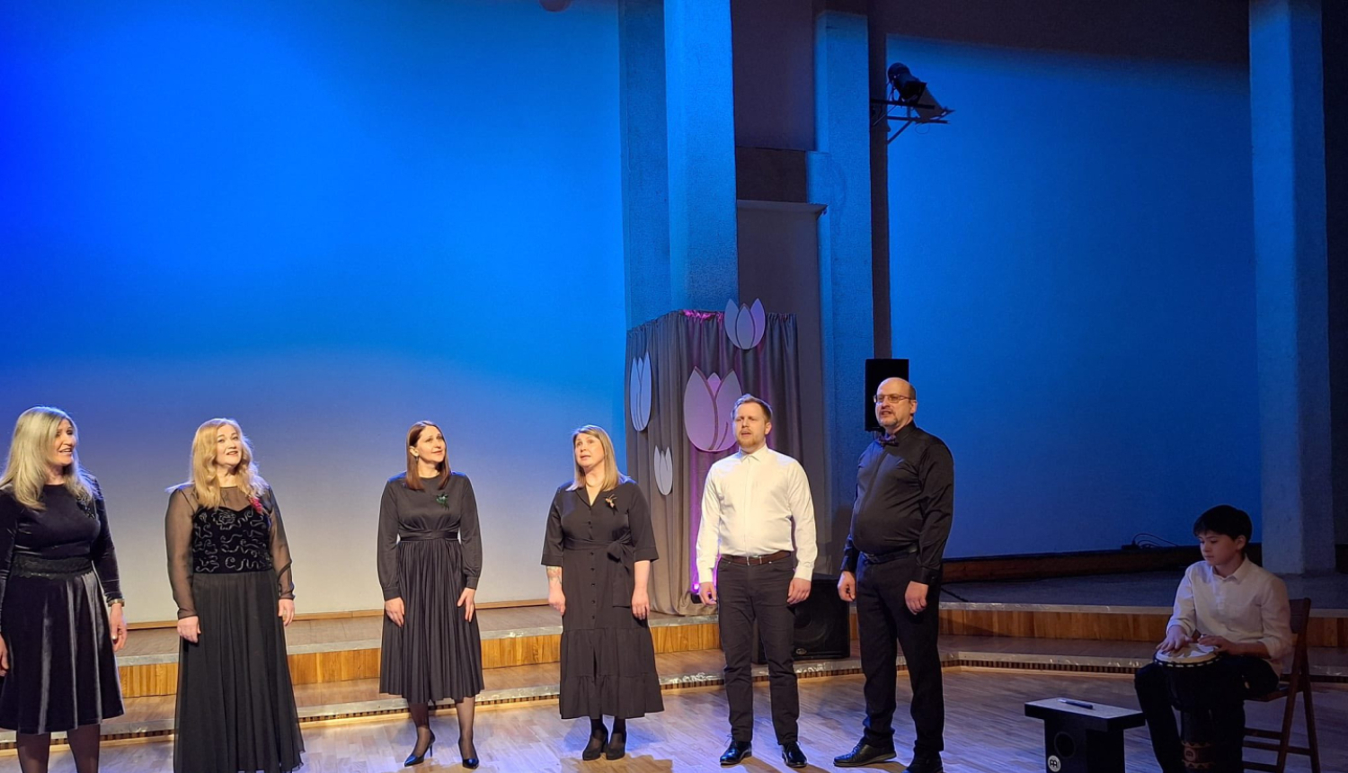 Ansambļu skate, ansamblis "Ar putniem" uz skatuves uzstāšanās laikā