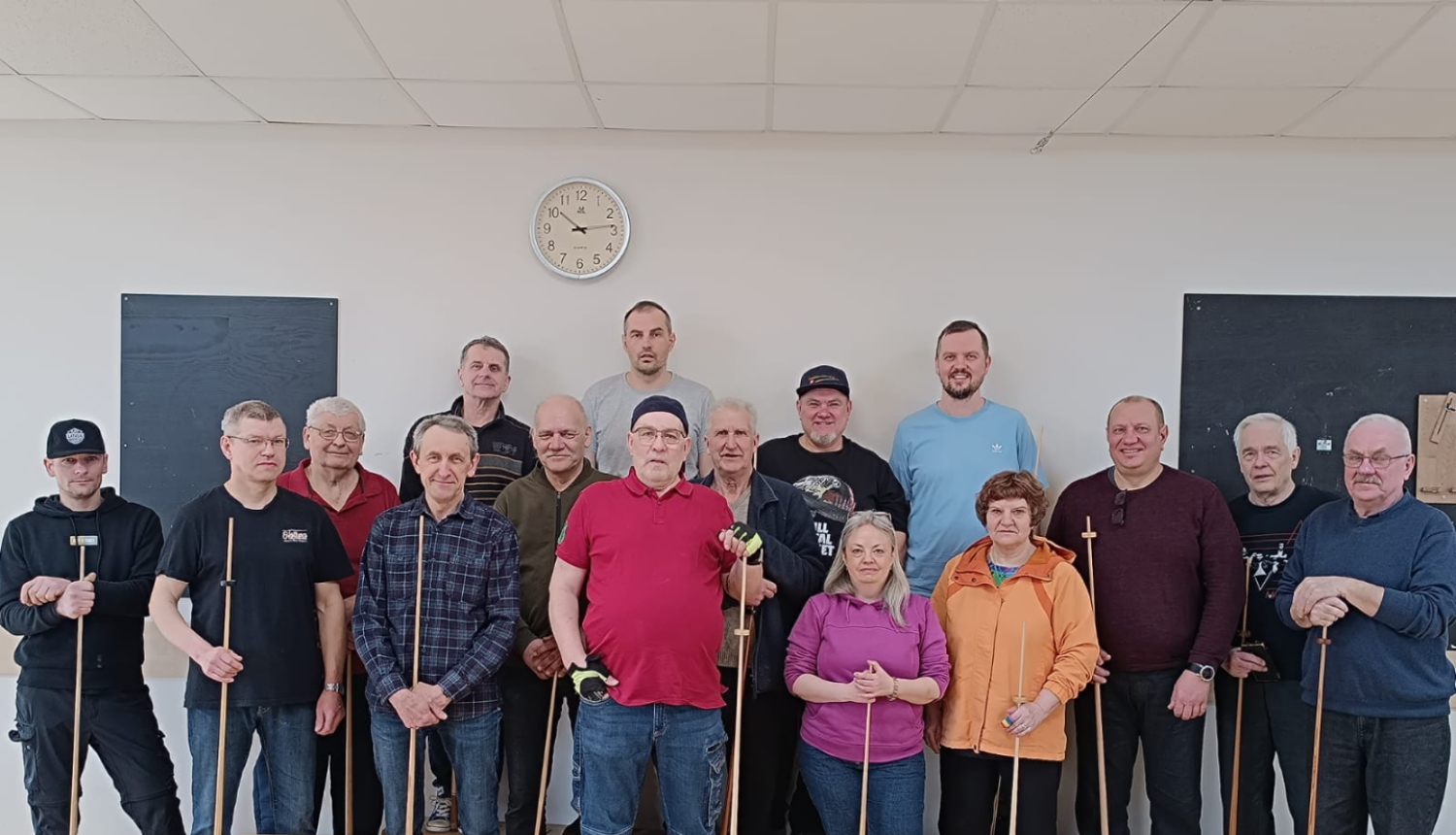 Ropažu pagasta atklātā novusa vienspēļu turnīra dalībnieku kopbilde