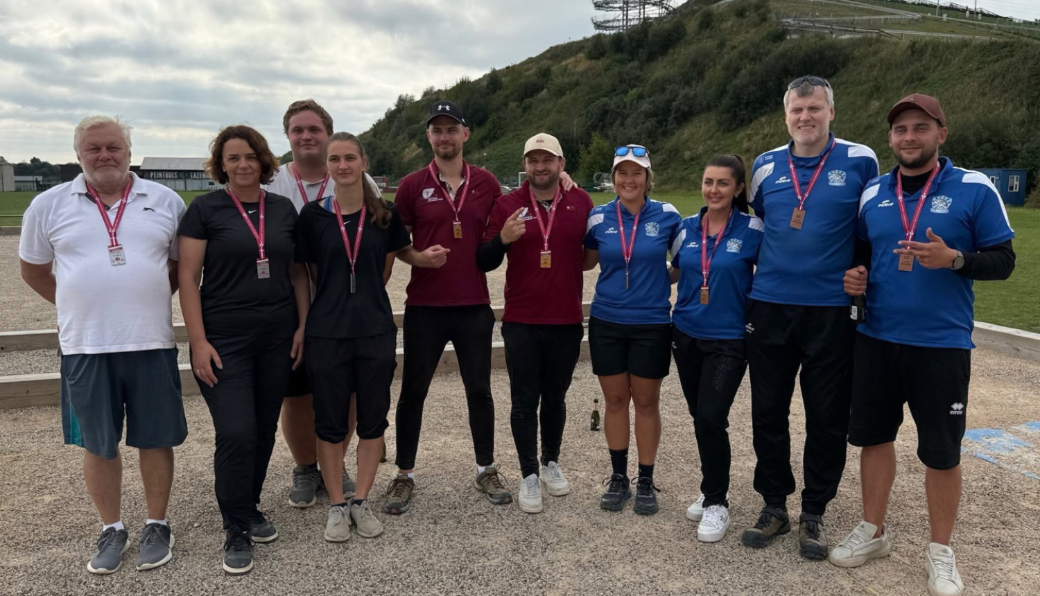 vīrieši zilos tērpos