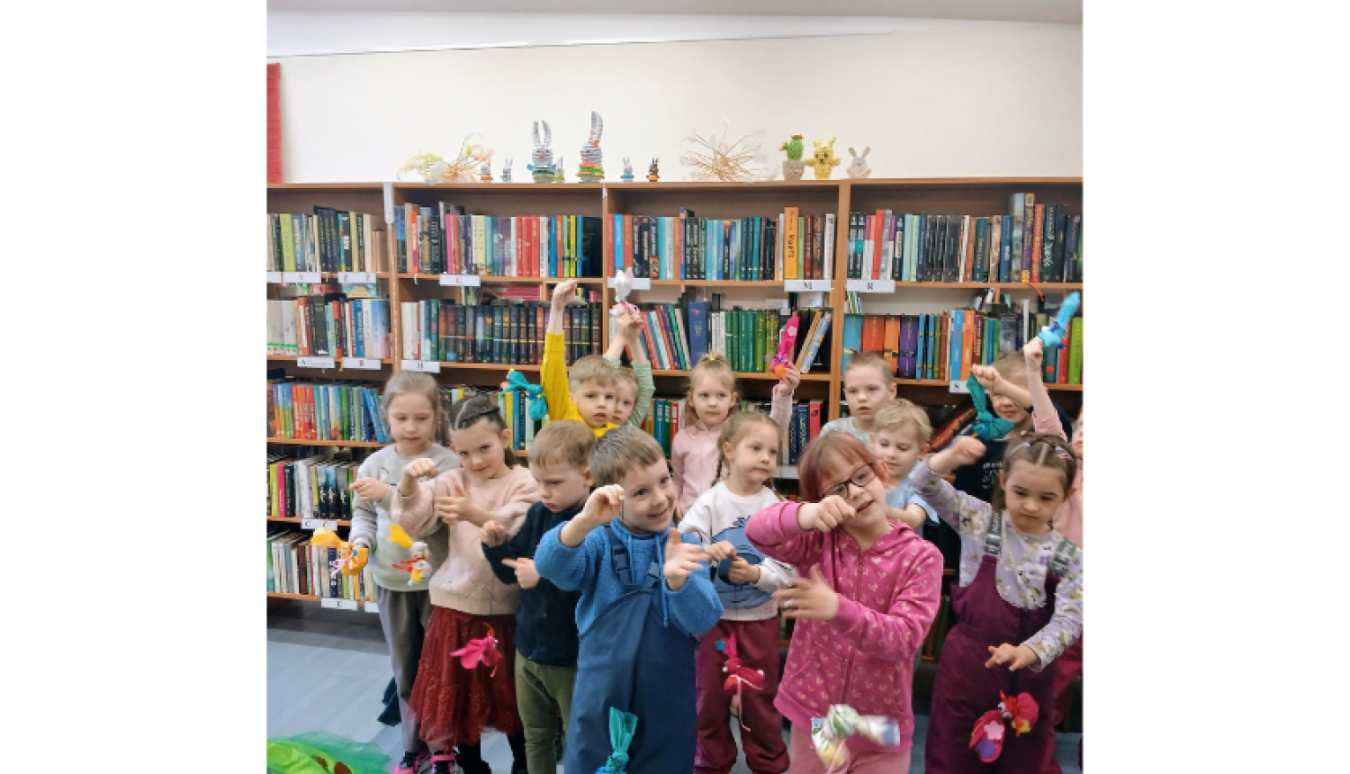 Vangažu pilsētas biblitēkā viesojas PII "Jancis" grupiņu bērni