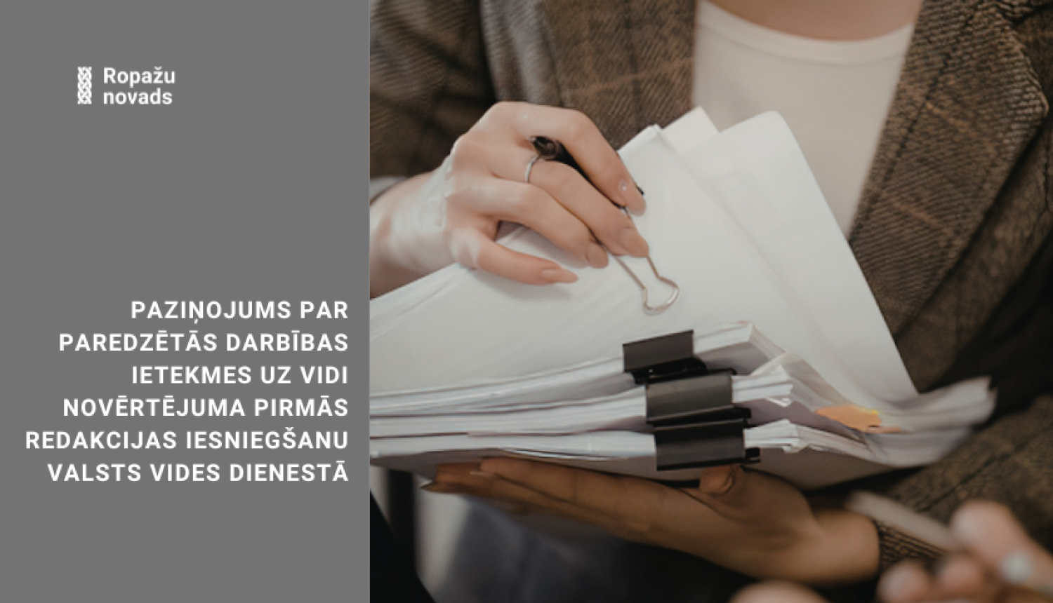 paziņojums par vides novērtējumu, bildē sieviete, kuras rokās dokumentu mapes