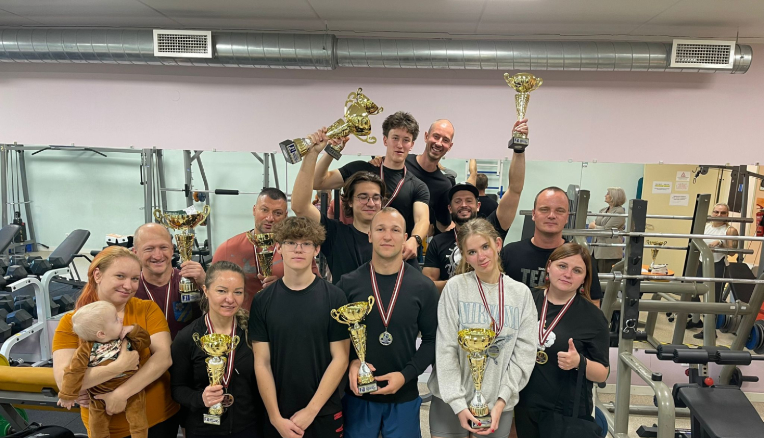 grupiņa ar cilvēkiem