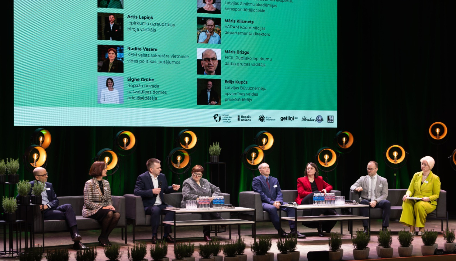 Ulbrokā aizvadīta Ilgtspējīgu iepirkumu diena 2026, skatuve, kurā notiek paneļdiskusija