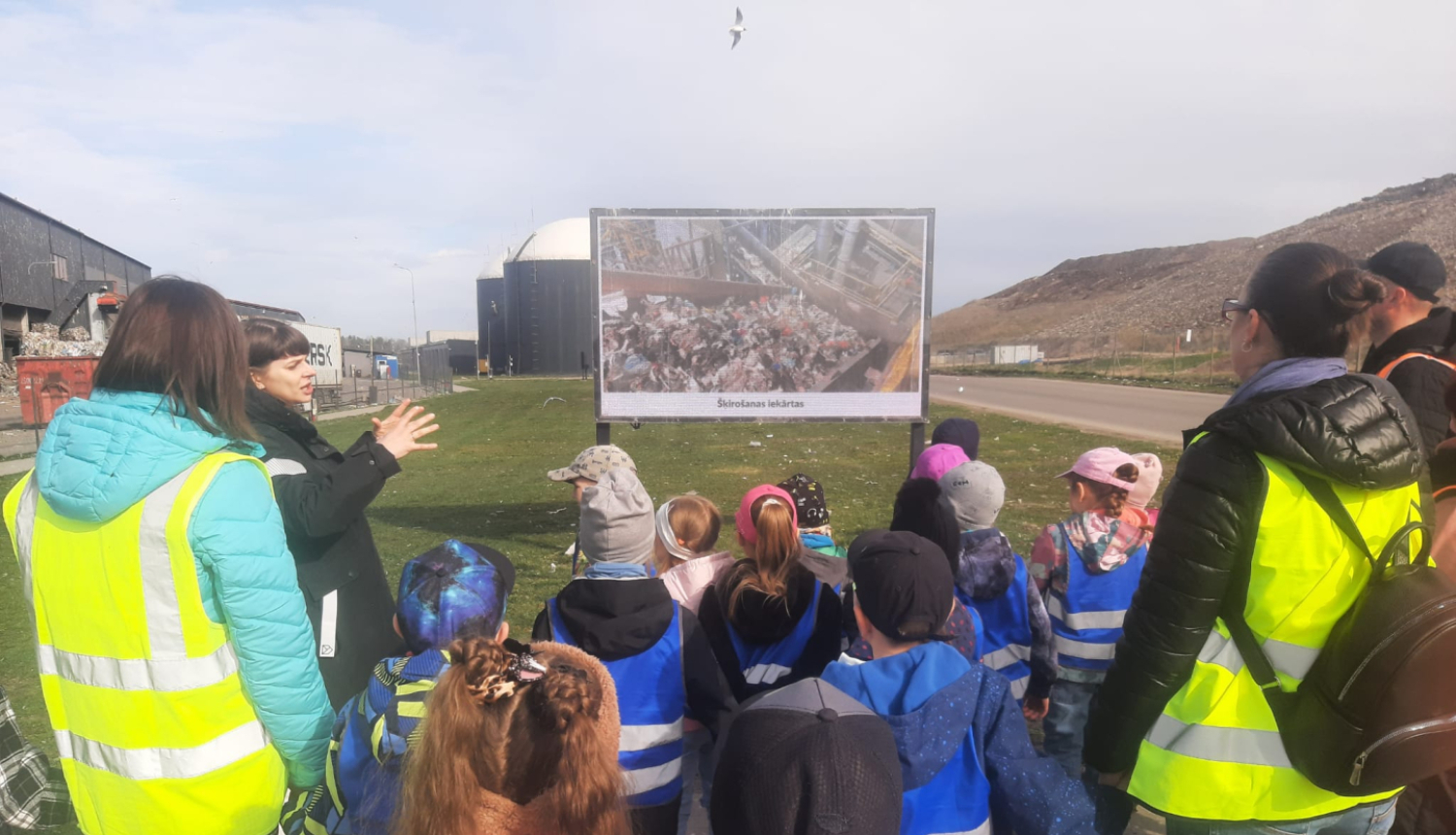 PII Jancis bērni ciemošanās laikā Getliņu EKO poligonā