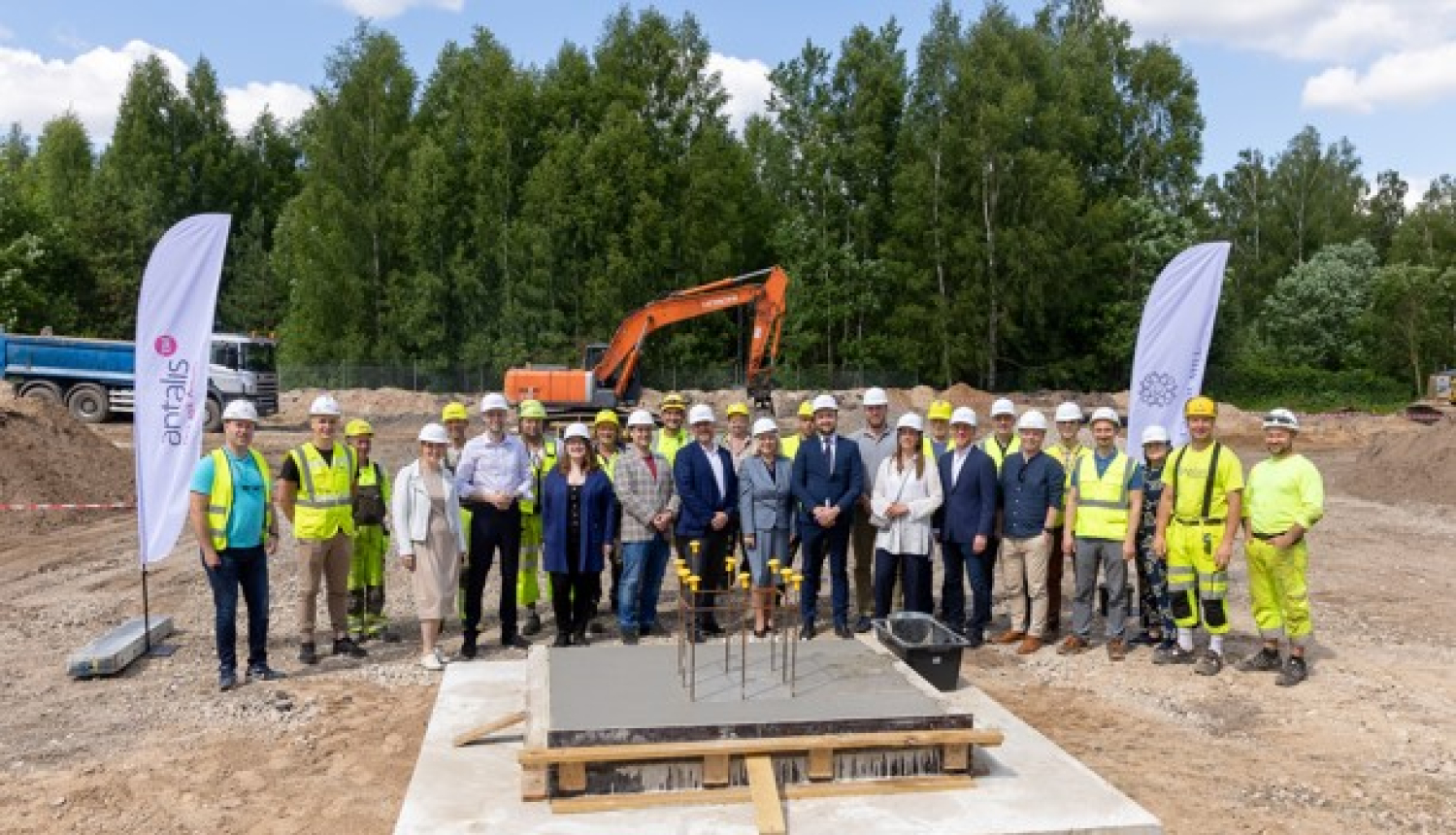 Ar laika kapsulas iemūrēšanu svinīgi atklāts “Capital Mill” īstenotais Loģistikas centra paplašināšanas projekts