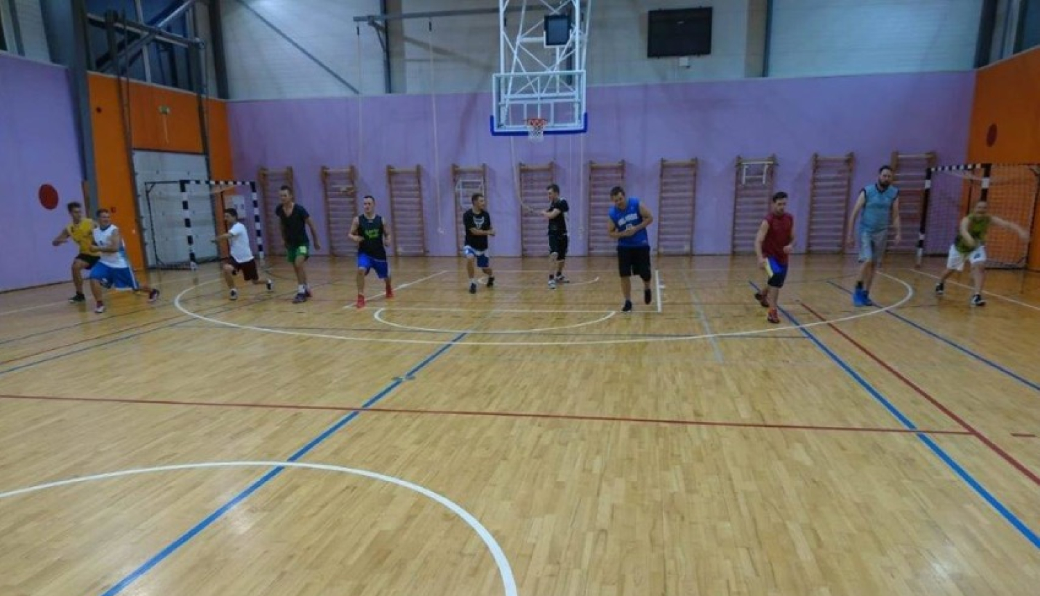 Nāc spēlēt basketbolu!