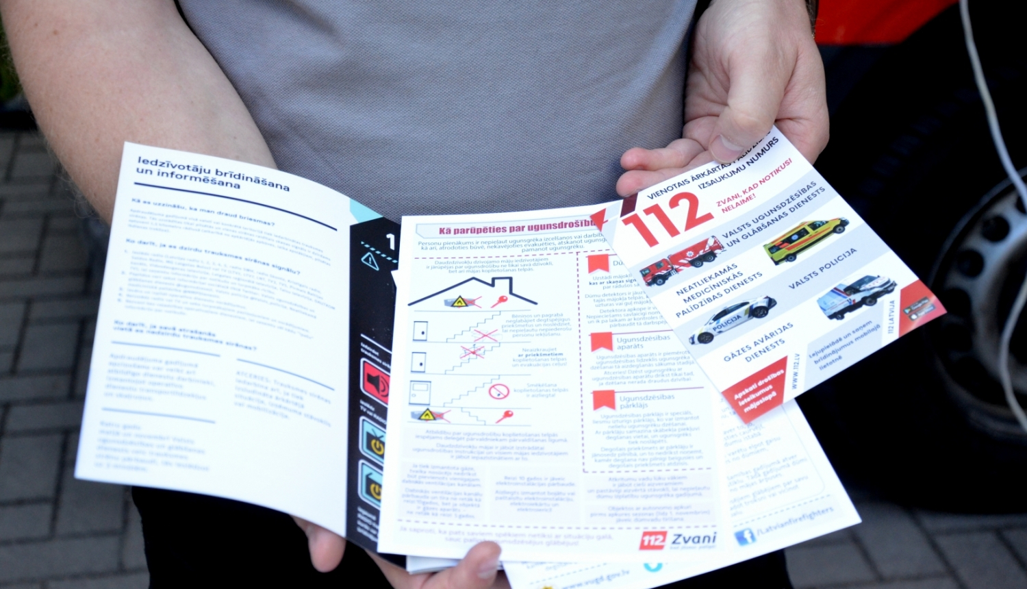 cilvēks ar dokumentiem rokās