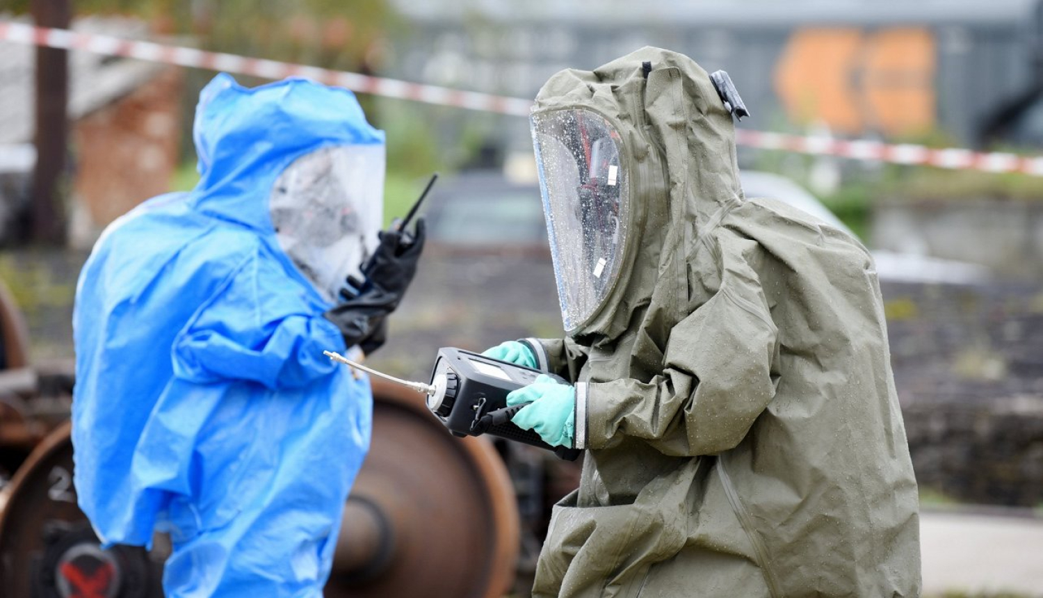 cilvēki aizsargmaskās