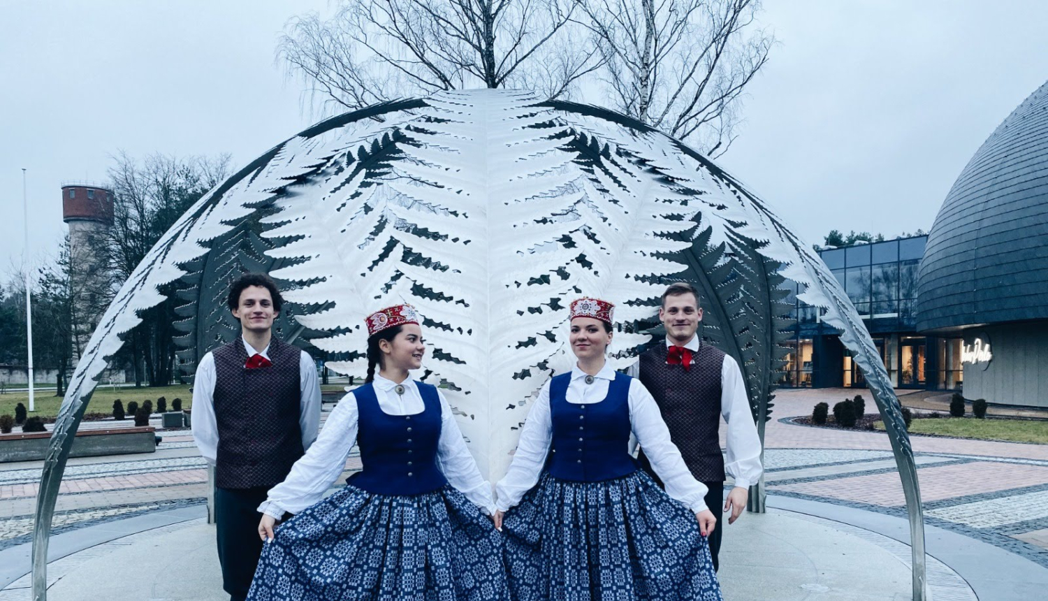 Stopiņu pagasta jauniešu deju kolektīva "Pastalnieki" dalībnieki Sakas novada tautastērpos