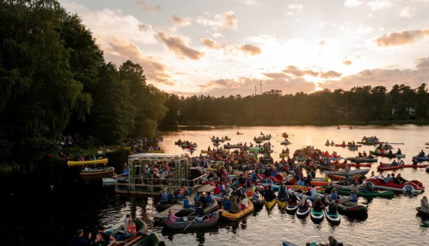 Ar rotaļām bērniem un koncertu uz ezera aizvadīta Langstiņu ezera diena