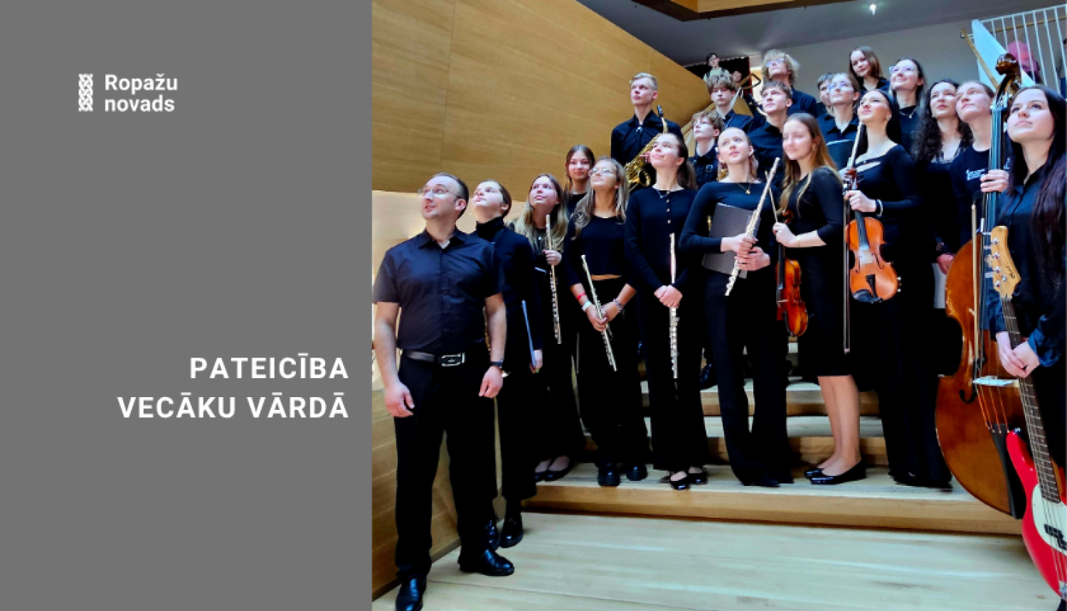 patiecība vecāku vārdā, bildē koris ar skatienu uz augšu