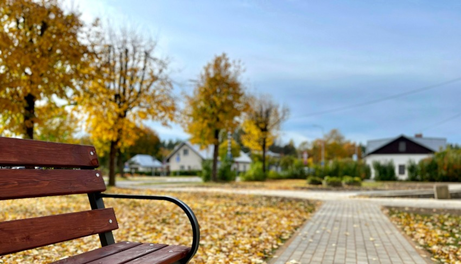 Vangažu pilsētā nobruģēta gājēju ietve un pasta ēkas teritorija