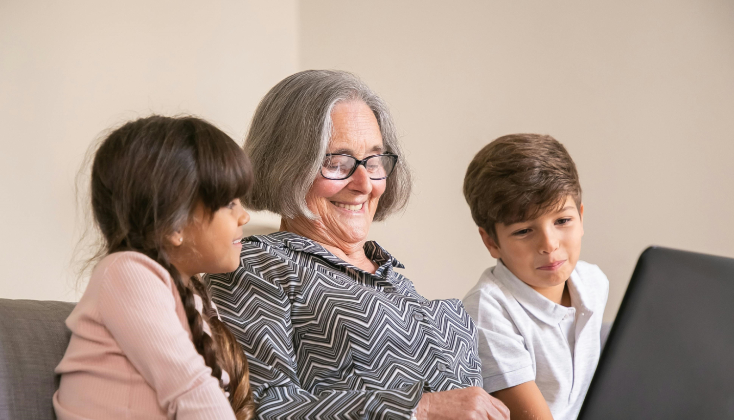 vecmāmiņa ar diviem bērniem